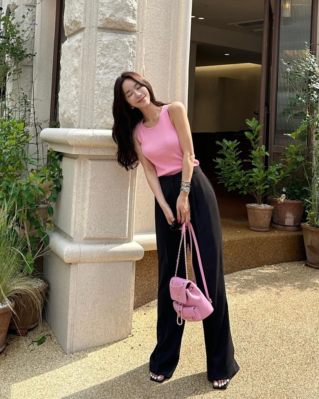 5 bộ đôi màu sắc giúp bạn ghi điểm thanh lịch, trẻ trung khi diện quần âu đen-8