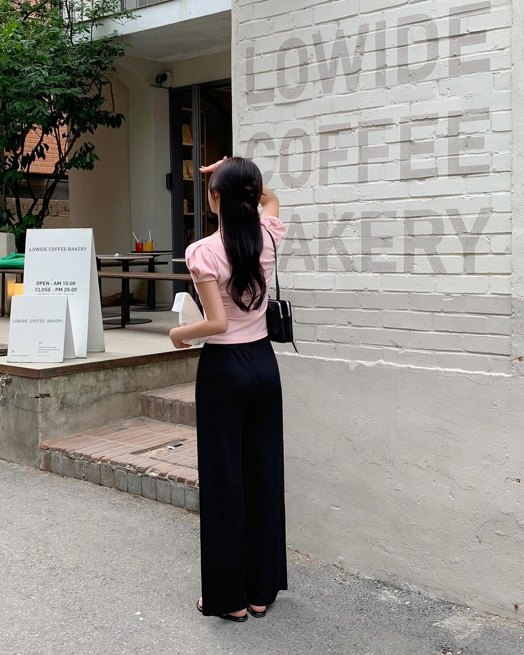 5 bộ đôi màu sắc giúp bạn ghi điểm thanh lịch, trẻ trung khi diện quần âu đen-9