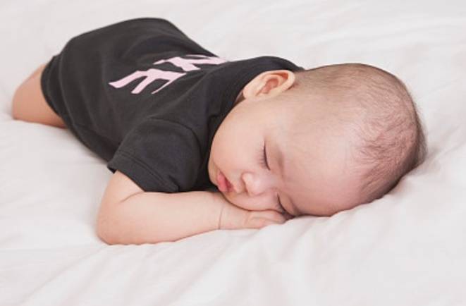 Bé gái 2 tuổi ra đi mãi mãi lúc đang nằm ngủ, người mẹ gục ngã khi biết lỗi do mình-6