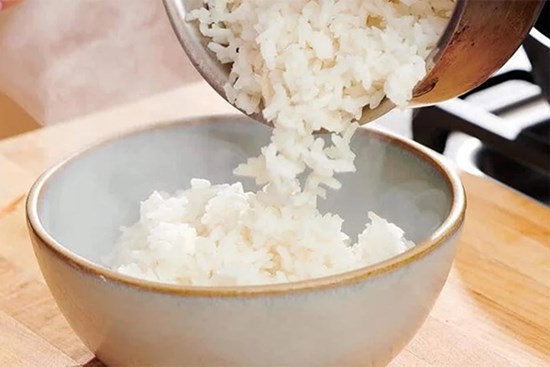 Hâm nóng cơm nguội nhớ cho 1 thìa này vào, cơm sẽ thơm dẻo như mới nấu