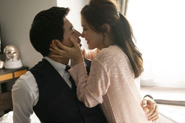 Mấy đêm liền cứ nghe tiếng vợ nói chuyện với con trai, tôi sợ xanh mặt vì cô ấy đã mất 2 năm-1