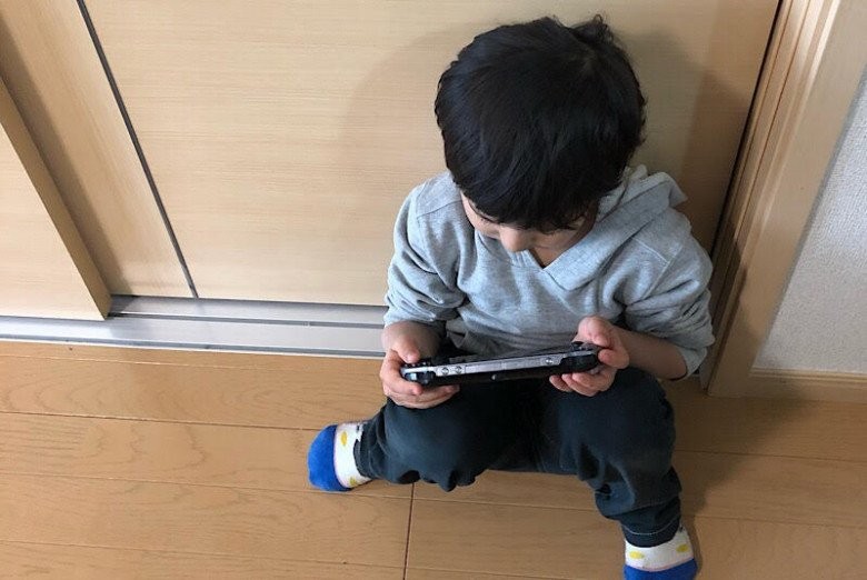 Mấy đêm liền cứ nghe tiếng vợ nói chuyện với con trai, tôi sợ xanh mặt vì cô ấy đã mất 2 năm-3