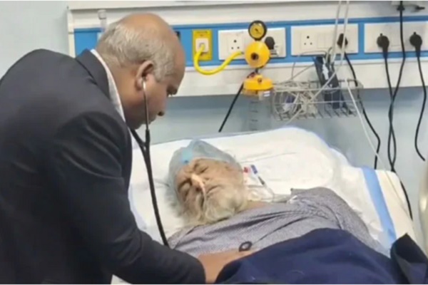 Xe cứu thương đi qua ổ gà, cụ ông đã qua đời bất ngờ sống lại-1