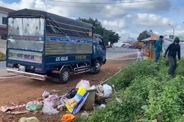 Hai thanh niên bị vây đánh dã man trên đường ở Bình Dương-1