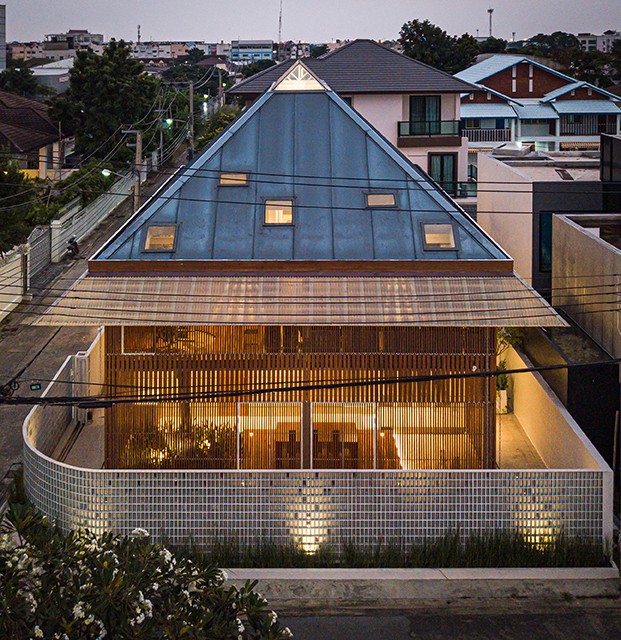 Độc lạ ngôi nhà nửa kín nửa hở giữa thành phố-1