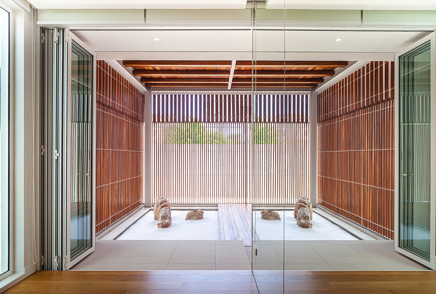 Độc lạ ngôi nhà nửa kín nửa hở giữa thành phố-2