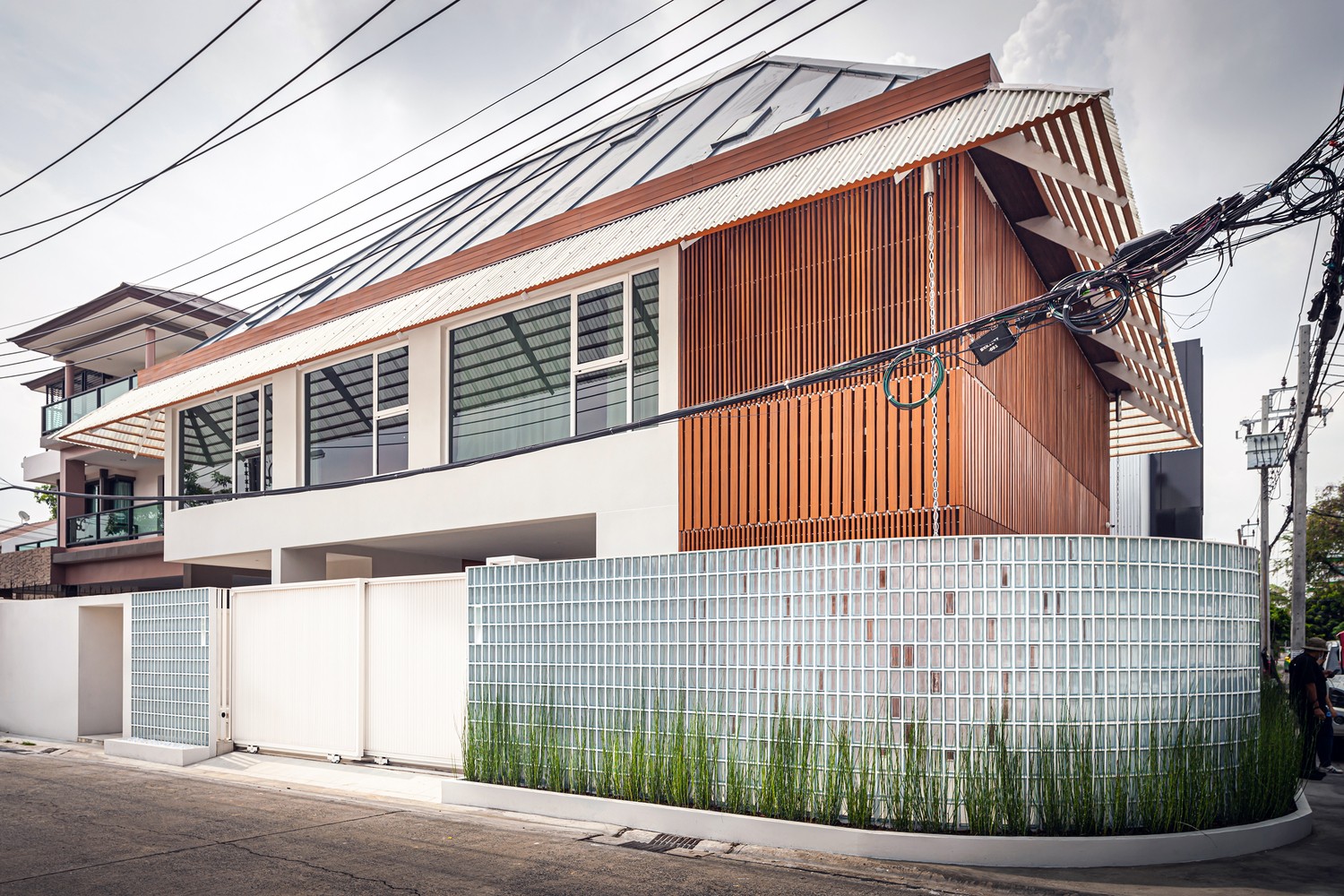 Độc lạ ngôi nhà nửa kín nửa hở giữa thành phố-6