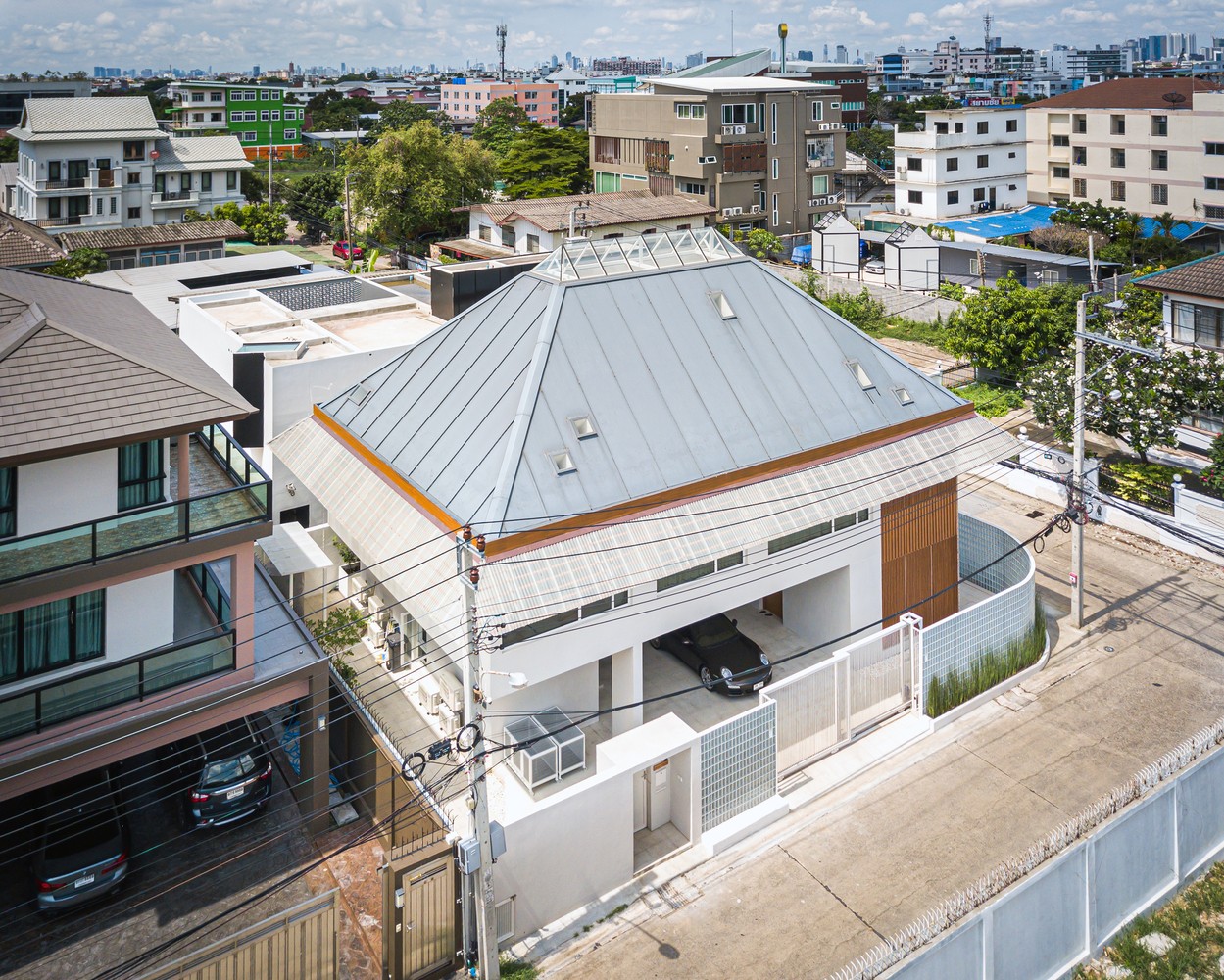 Độc lạ ngôi nhà nửa kín nửa hở giữa thành phố-7