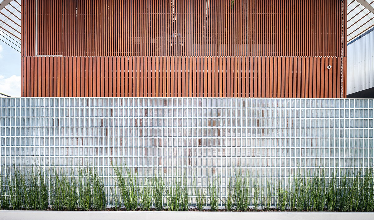 Độc lạ ngôi nhà nửa kín nửa hở giữa thành phố-11