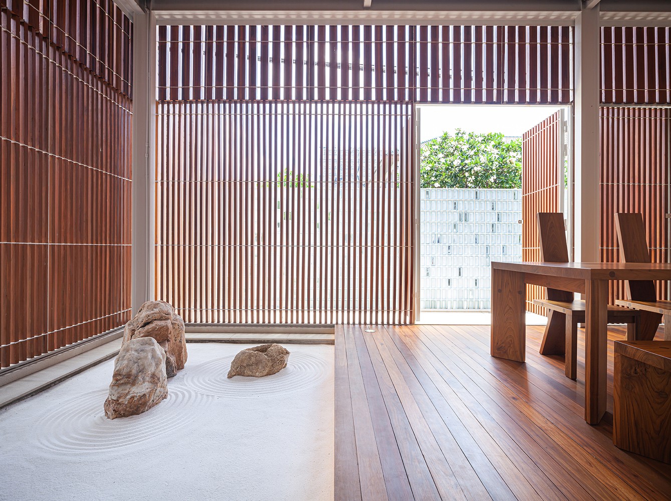 Độc lạ ngôi nhà nửa kín nửa hở giữa thành phố-13