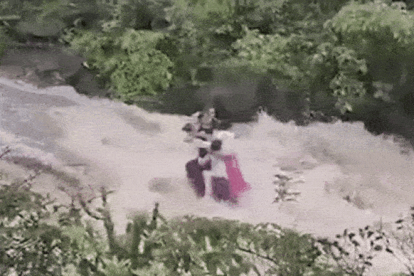 Clip: Khoảnh khắc lũ quét cuốn trôi người dân vào hầm gửi xe-1