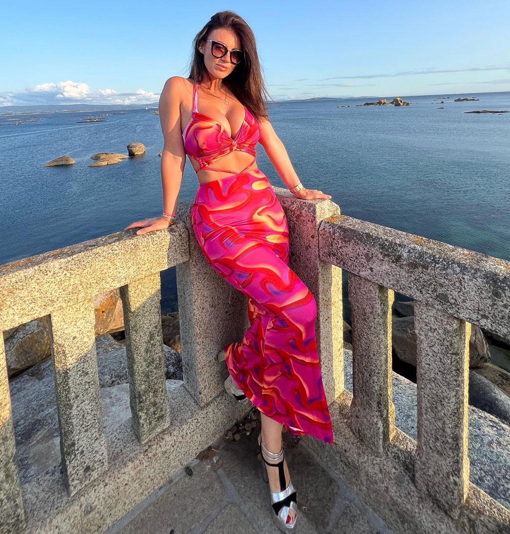 Thân hình bốc lửa của nữ CĐV quyến rũ bậc nhất EURO 2024-10