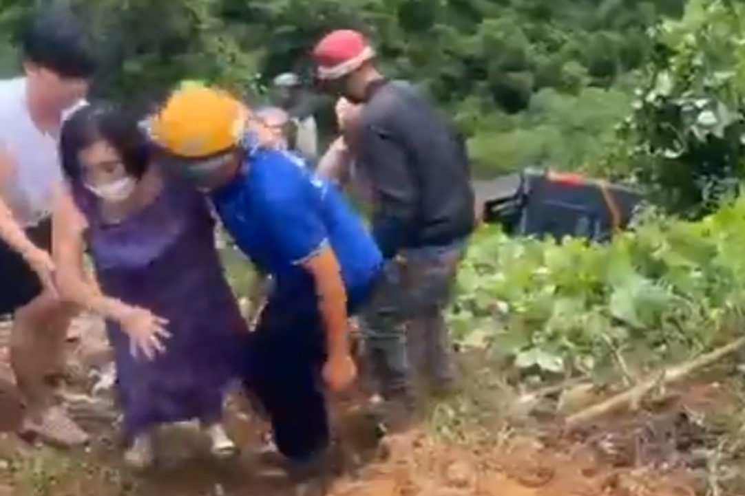 Xe du lịch lao xuống vực sâu, nhiều người bị thương-2