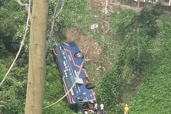 Xe du lịch lao xuống vực sâu, nhiều người bị thương