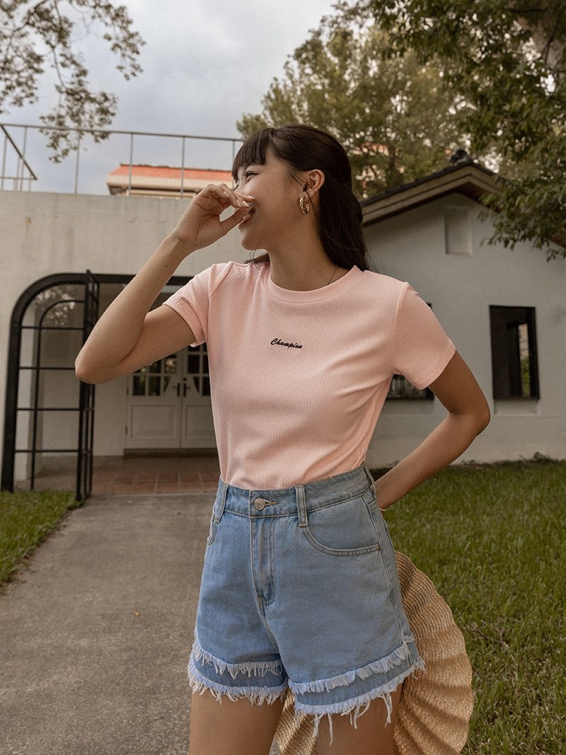 4 cách buộc tóc khi mặc áo thun giúp bạn thăng hạng cả nhan sắc lẫn phong cách-1