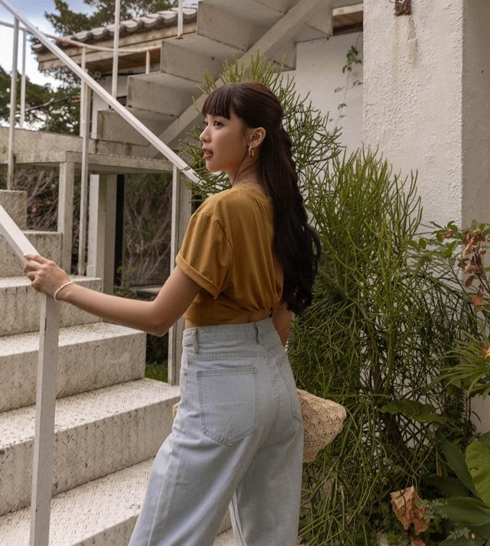 4 cách buộc tóc khi mặc áo thun giúp bạn thăng hạng cả nhan sắc lẫn phong cách-2