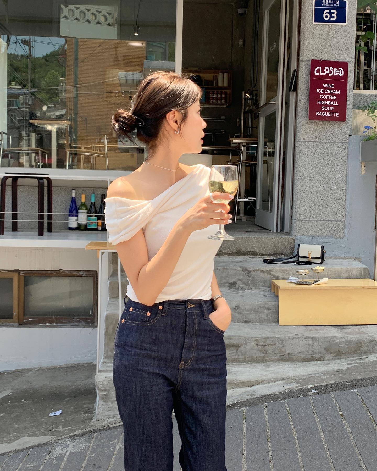 4 cách buộc tóc khi mặc áo thun giúp bạn thăng hạng cả nhan sắc lẫn phong cách-3