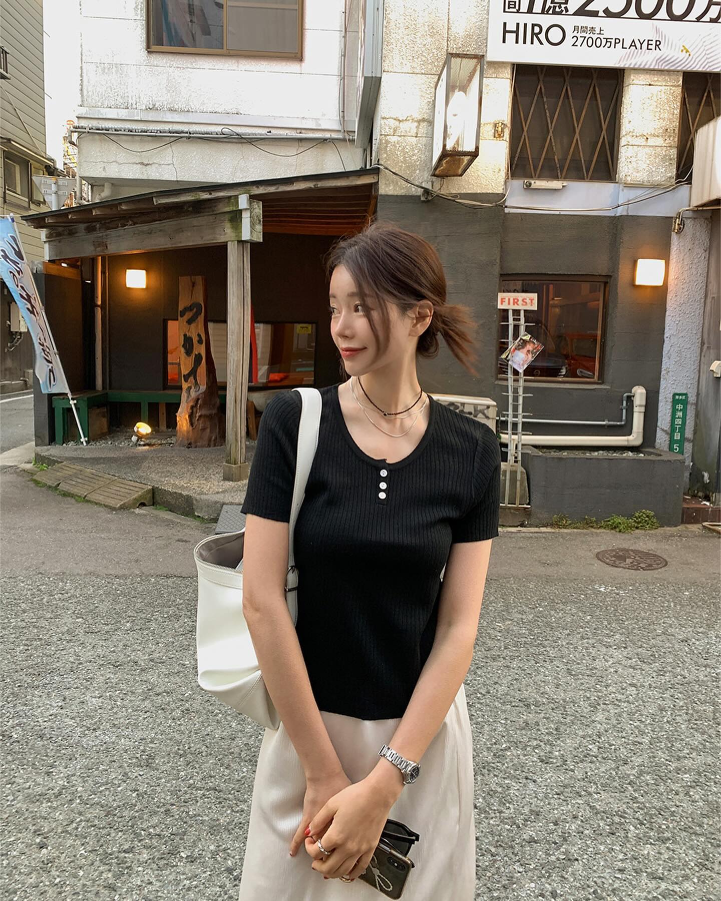 4 cách buộc tóc khi mặc áo thun giúp bạn thăng hạng cả nhan sắc lẫn phong cách-5