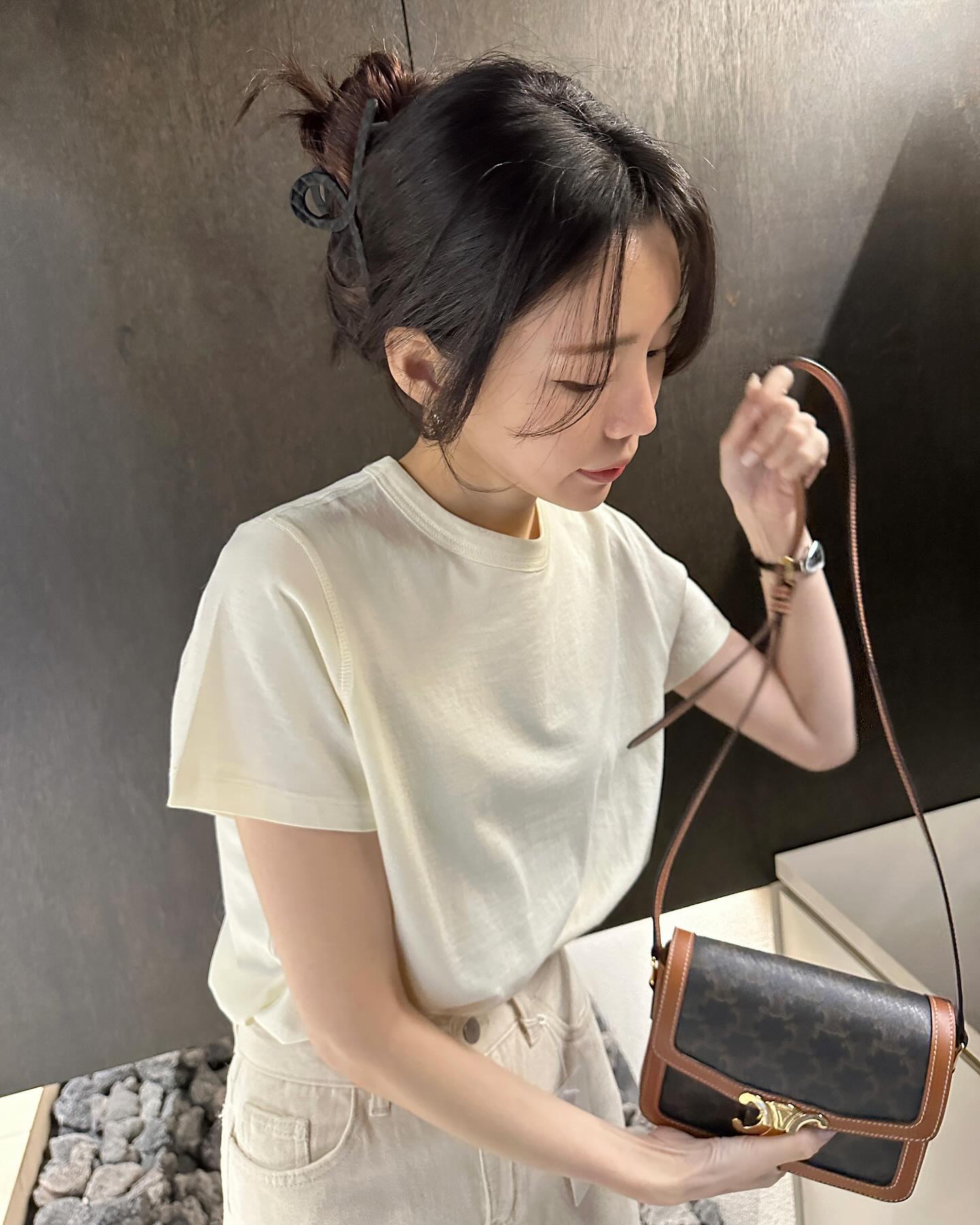 4 cách buộc tóc khi mặc áo thun giúp bạn thăng hạng cả nhan sắc lẫn phong cách-6