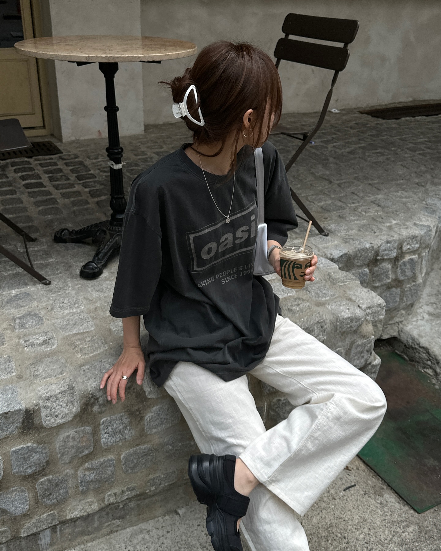 4 cách buộc tóc khi mặc áo thun giúp bạn thăng hạng cả nhan sắc lẫn phong cách-7