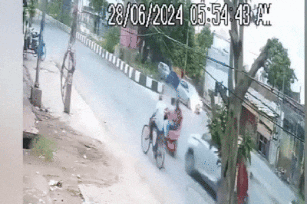 Clip: Ô tô tông trúng 2 người đàn ông đi xe máy rồi bỏ chạy