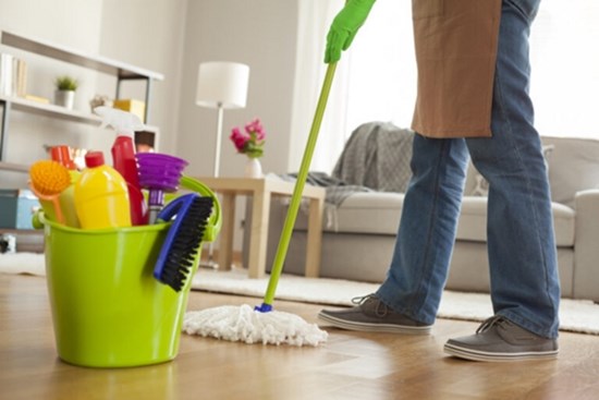 Tại sao bạn ngửi thấy mùi tanh khi lau nhà?