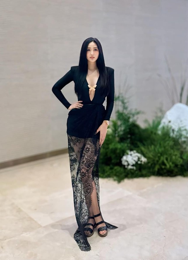 Lý do Mai Phương Thúy mang dép bệt đi ăn cưới Midu-1