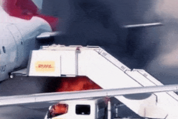 Xe thang bất ngờ bốc cháy dữ dội ngay cạnh máy bay Airbus A320