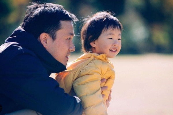 Thấy bố mẹ thân mật trong bếp, con gái từ trên tầng đi xuống nói một câu khiến cả hai hết chối-11