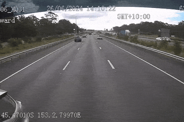 Clip: Mất lái, ô tô bị xe tải đâm vỡ đầu trên cao tốc