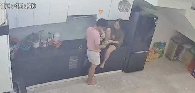 Thấy bố mẹ thân mật trong bếp, con gái từ trên tầng đi xuống nói một câu khiến cả hai hết chối-1