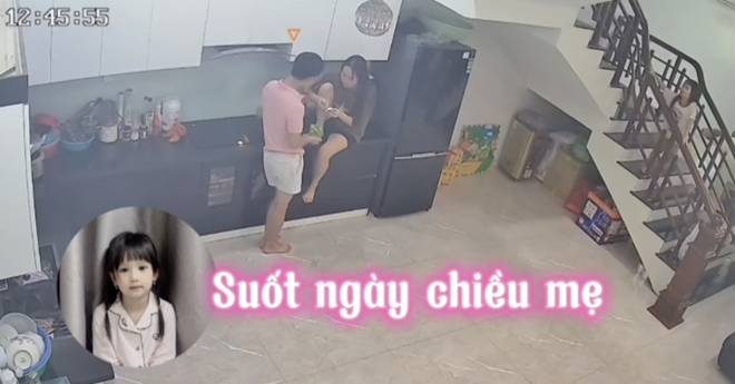 Thấy bố mẹ thân mật trong bếp, con gái từ trên tầng đi xuống nói một câu khiến cả hai hết chối-2