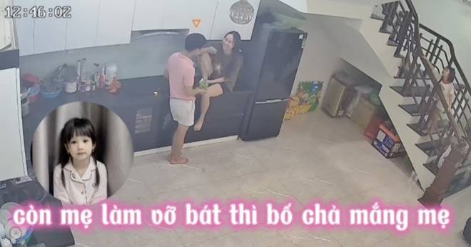 Thấy bố mẹ thân mật trong bếp, con gái từ trên tầng đi xuống nói một câu khiến cả hai hết chối-4