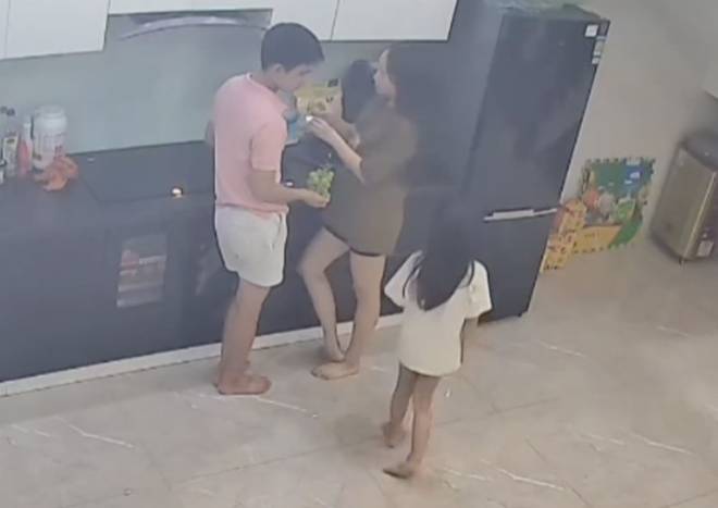 Thấy bố mẹ thân mật trong bếp, con gái từ trên tầng đi xuống nói một câu khiến cả hai hết chối-6