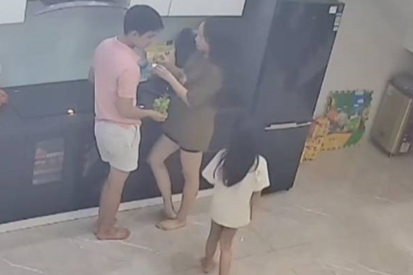 Con gái Đoàn Di Băng mắc hội chứng hiếm, cộng đồng mạng xôn xao chắc nhà giàu mới bị-6