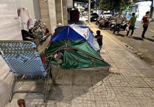 Dựng lều trên vỉa hè, dùng trẻ em làm bình phong để mua bán, sử dụng ma túy-2