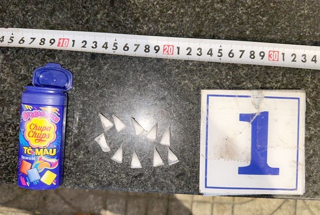 Dựng lều trên vỉa hè, dùng trẻ em làm bình phong để mua bán, sử dụng ma túy-4