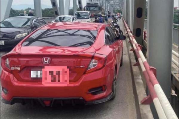 Phát hiện thi thể một người đàn ông bị vùi lấp dưới đất đá-2