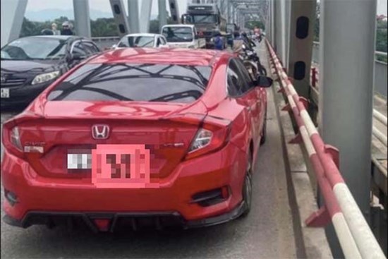 Phú Thọ: Đang tìm kiếm người đàn ông mất tích sau khi bỏ lại ô tô, nhảy xuống cầu Phong Châu