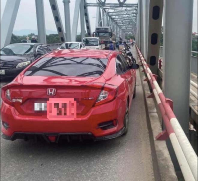 Phú Thọ: Đang tìm kiếm người đàn ông mất tích sau khi bỏ lại ô tô, nhảy xuống cầu Phong Châu-1