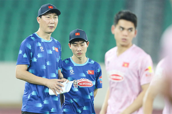 Vì sao cầu thủ EURO 2024 đội chiếc mũ đặc biệt trông như lưới bọc hoa quả?-2