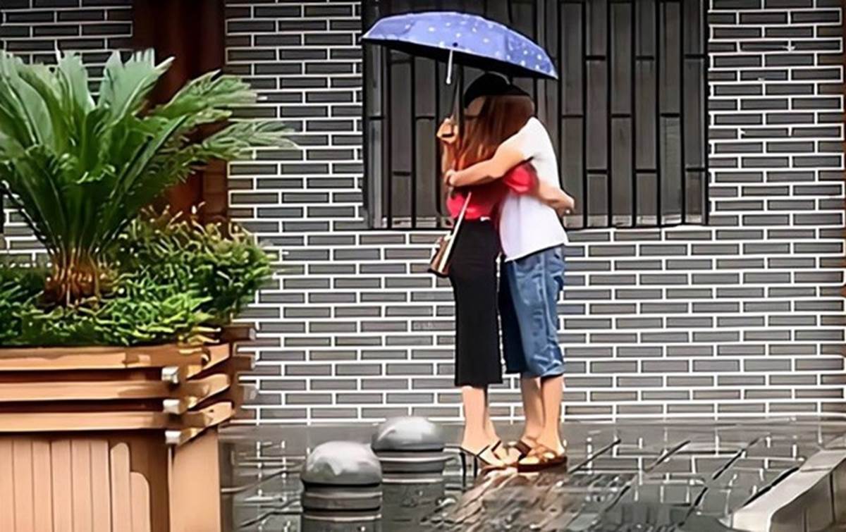 Ly hôn xong, vợ đứng chào chồng với nụ cười trên môi rồi bật khóc nức nở sau khi bóng anh đi khuất vì một lý do-3