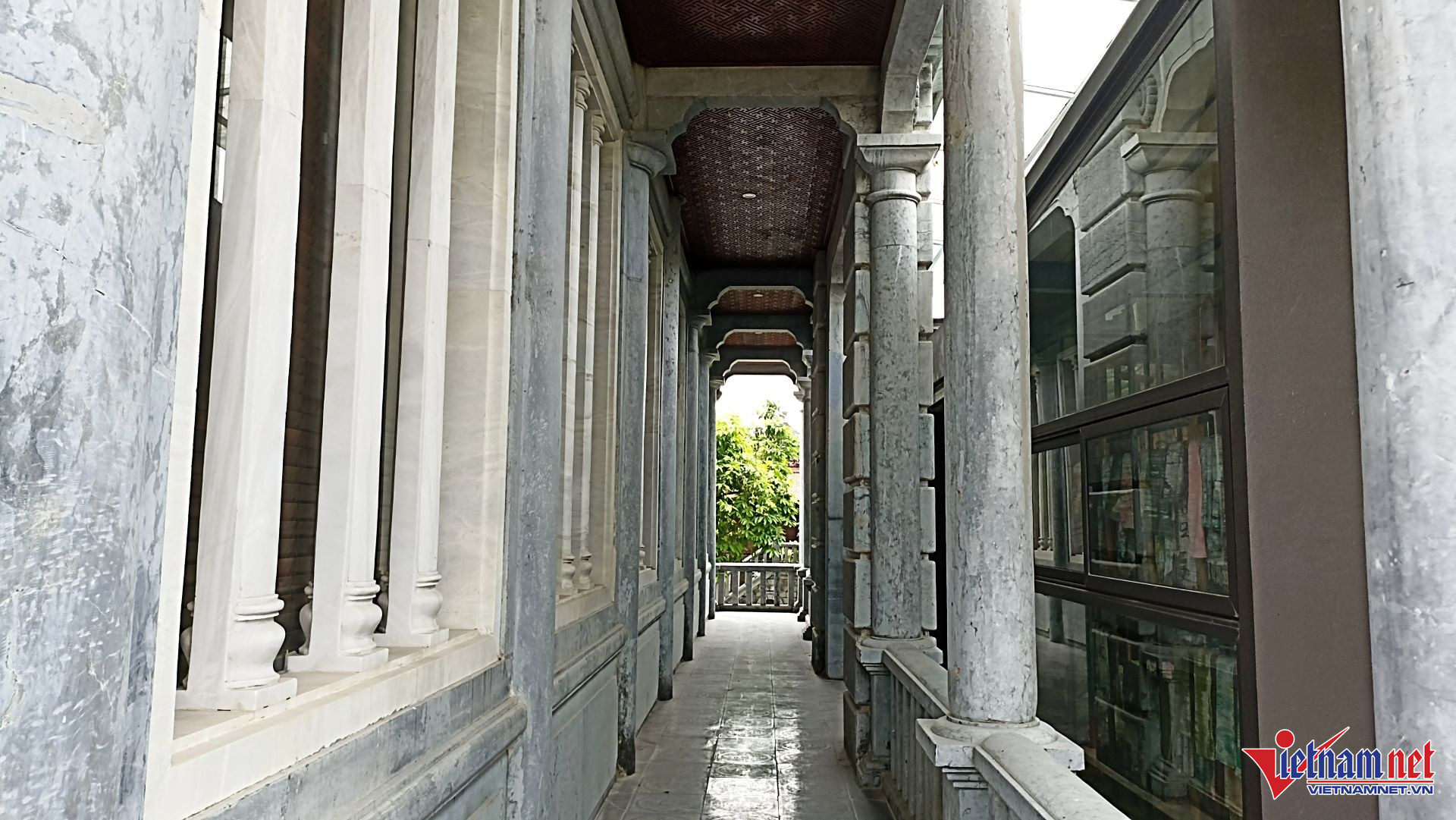 Độc đáo cung điện được làm từ 1000m3 đá xanh, 14 năm xây dựng-4