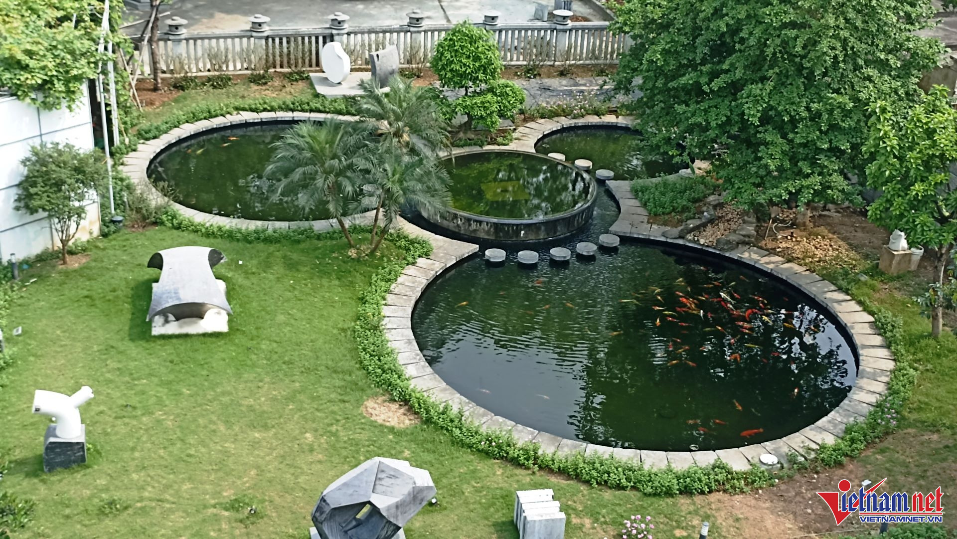 Độc đáo cung điện được làm từ 1000m3 đá xanh, 14 năm xây dựng-6