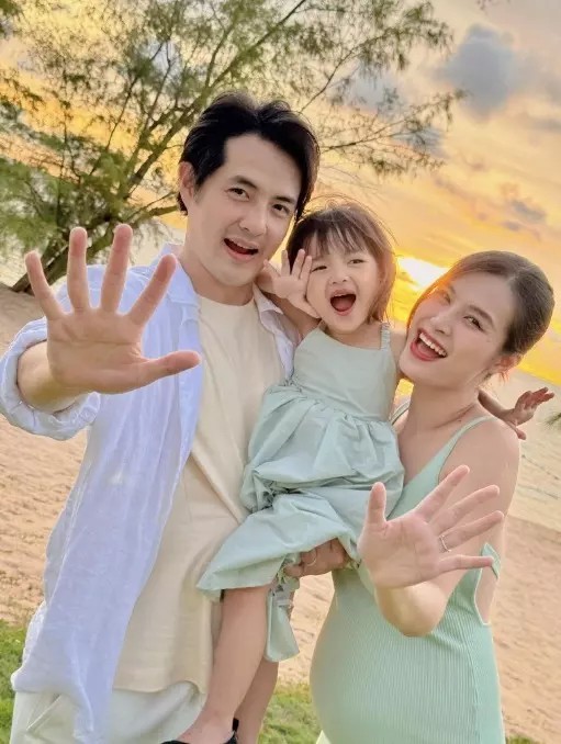 Lên chức mẹ 2 con, Võ Hạ Trâm được chồng Ấn Độ cưng chiều, bế bụng bầu đưa ái nữ đi du lịch hè khắp nơi-13