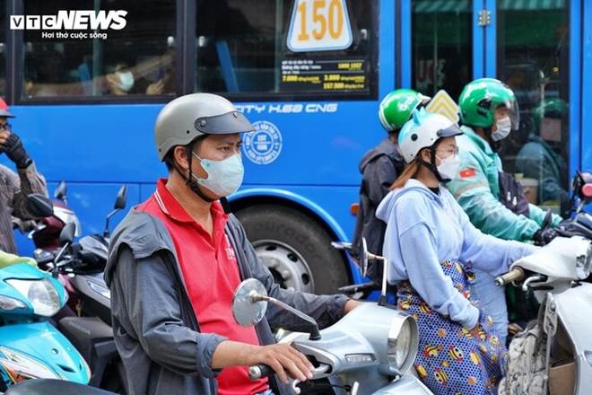 Bỏ đếm giây trên đèn giao thông ở TP.HCM: Người nói văn minh, người lo tai nạn-2