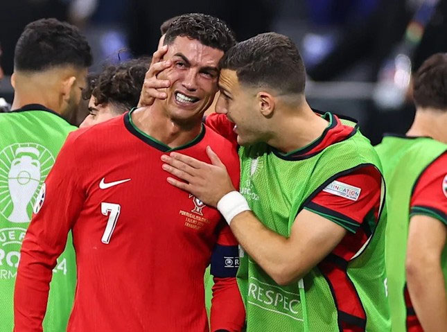 Ronaldo giải thích lý do bật khóc nức nở sau khi sút trượt phạt đền trước Slovenia-1