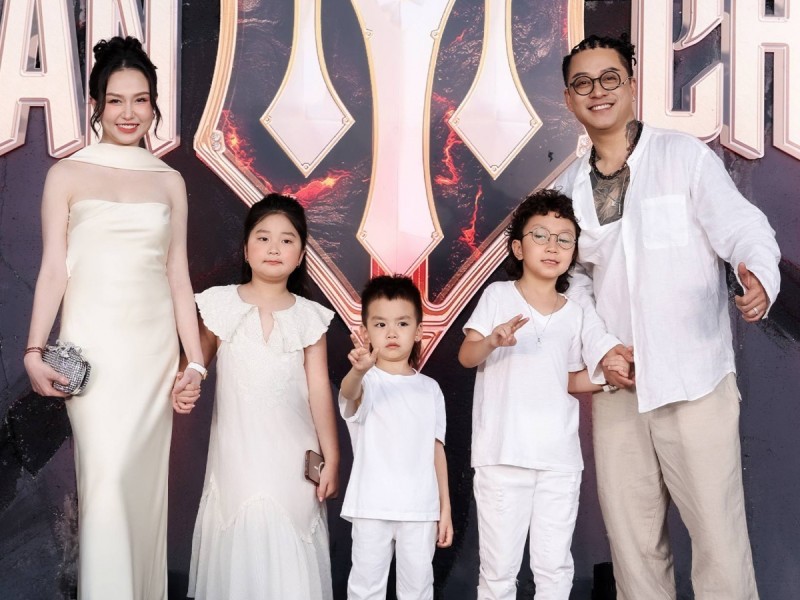 Đọ sắc vợ các anh trai ngày ấy bây giờ: Hương Baby từng đen nhẻm giờ lột xác, có người thay đổi khó nhận ra-1