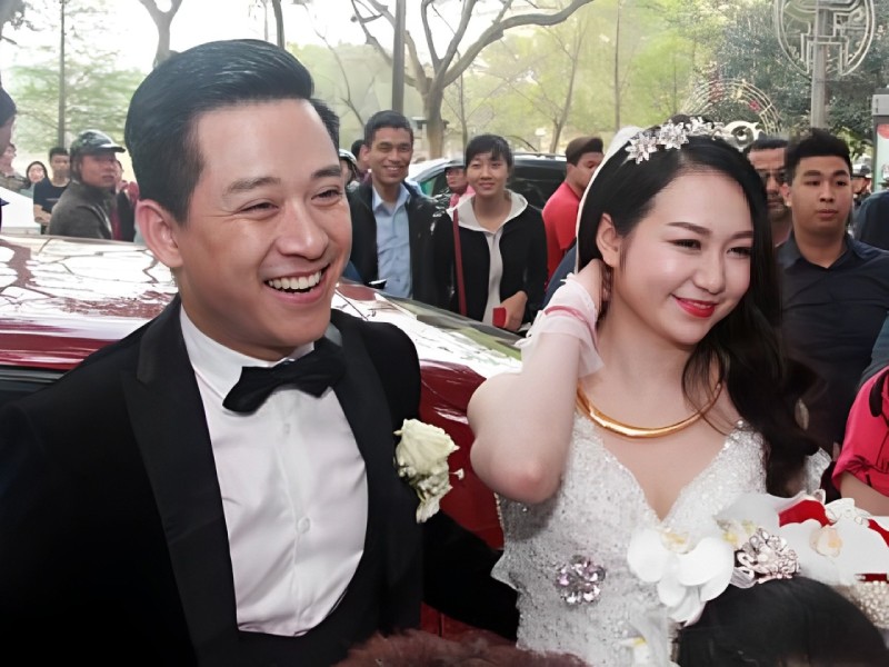 Đọ sắc vợ các anh trai ngày ấy bây giờ: Hương Baby từng đen nhẻm giờ lột xác, có người thay đổi khó nhận ra-4