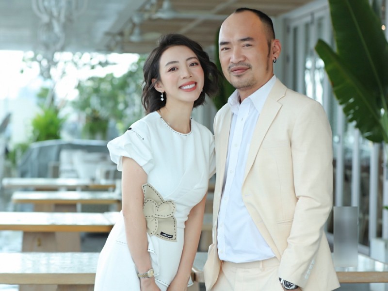 Đọ sắc vợ các anh trai ngày ấy bây giờ: Hương Baby từng đen nhẻm giờ lột xác, có người thay đổi khó nhận ra-6